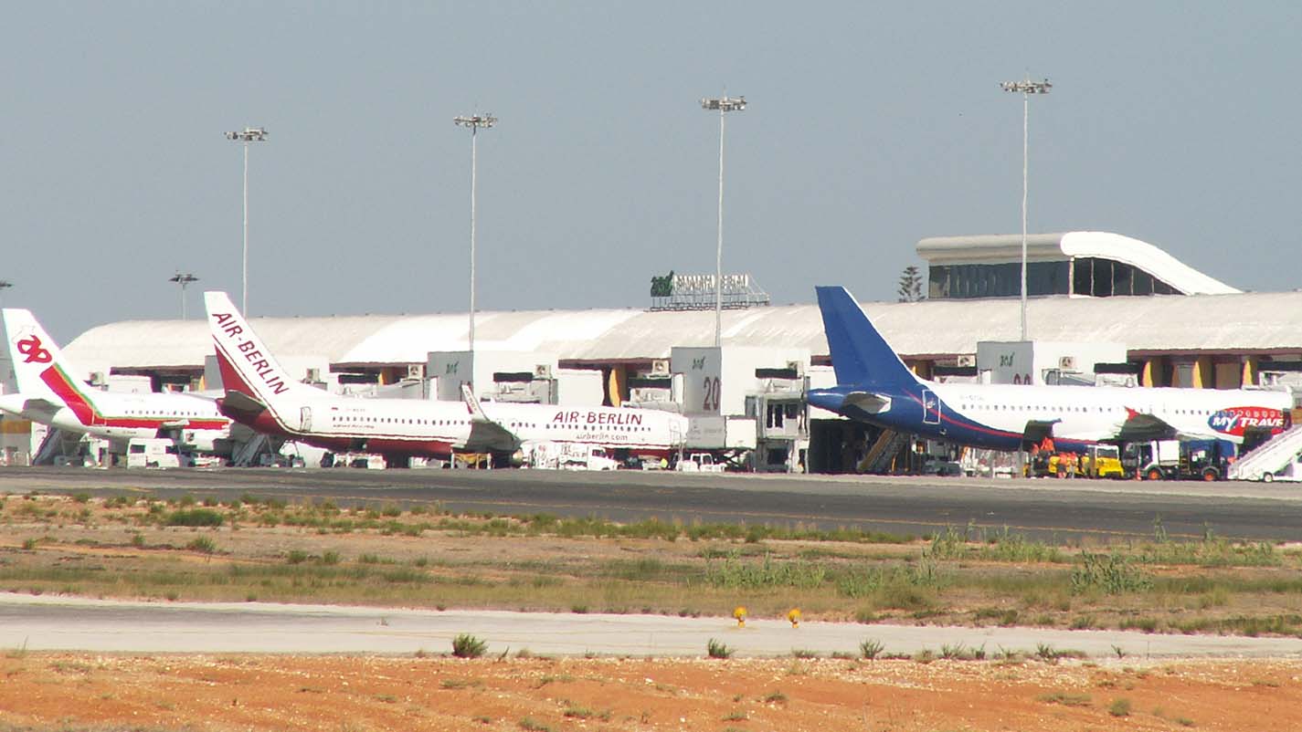 Effortless Departures: A Comprehensive Algarve Airport Guide and Top Booking Platforms